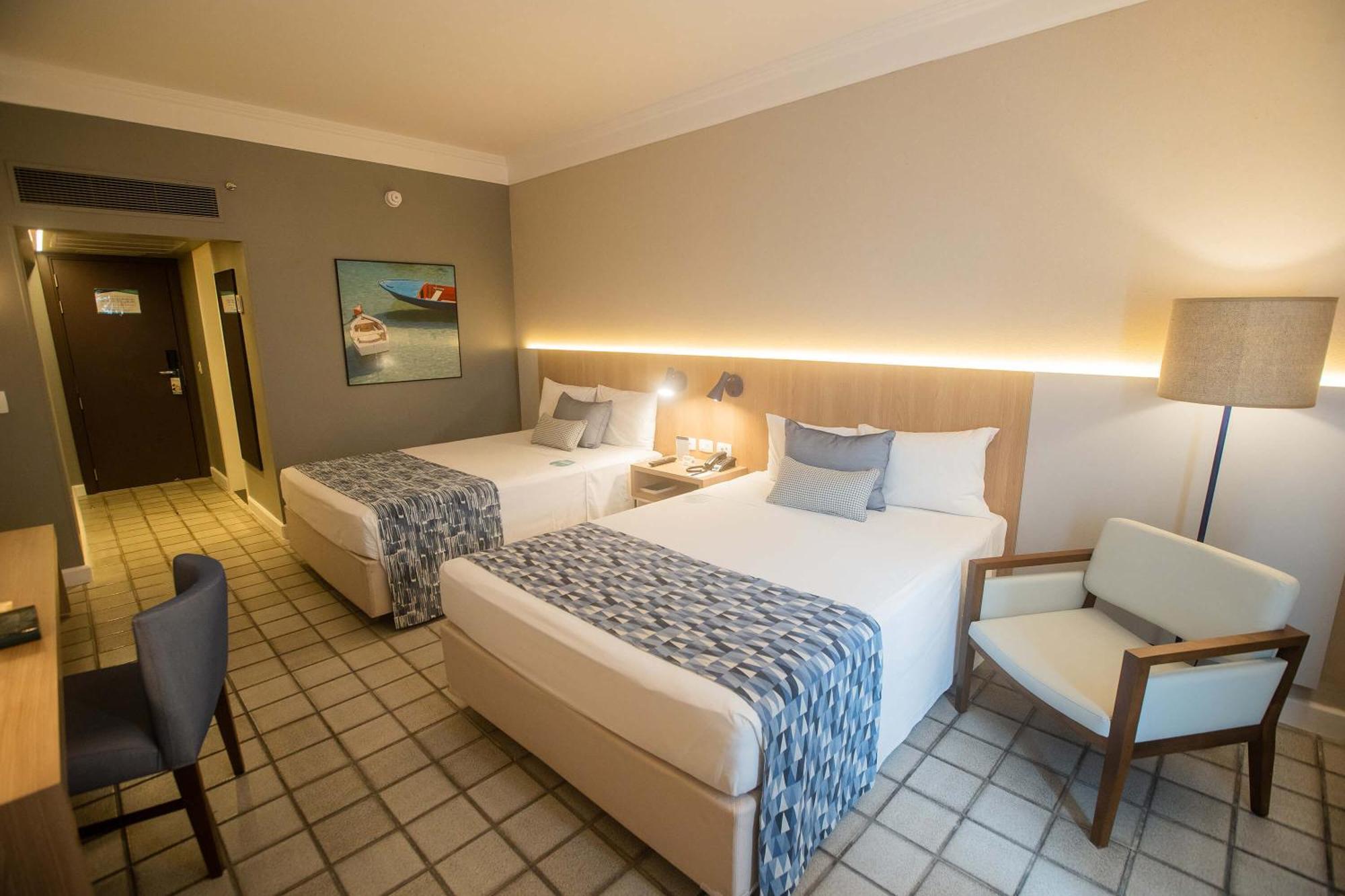 Quarto de Luxo Superior com 2 Camas de Casal e Vista Parcial para o Mar